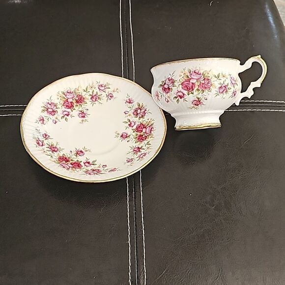 Vintage Elizabethan Bone China Queens Rose Cup & Saucer - Picture 2 of 9